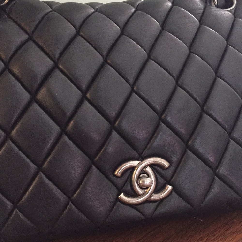 CHANEL quilted bubble flap - Picture 4 of 8